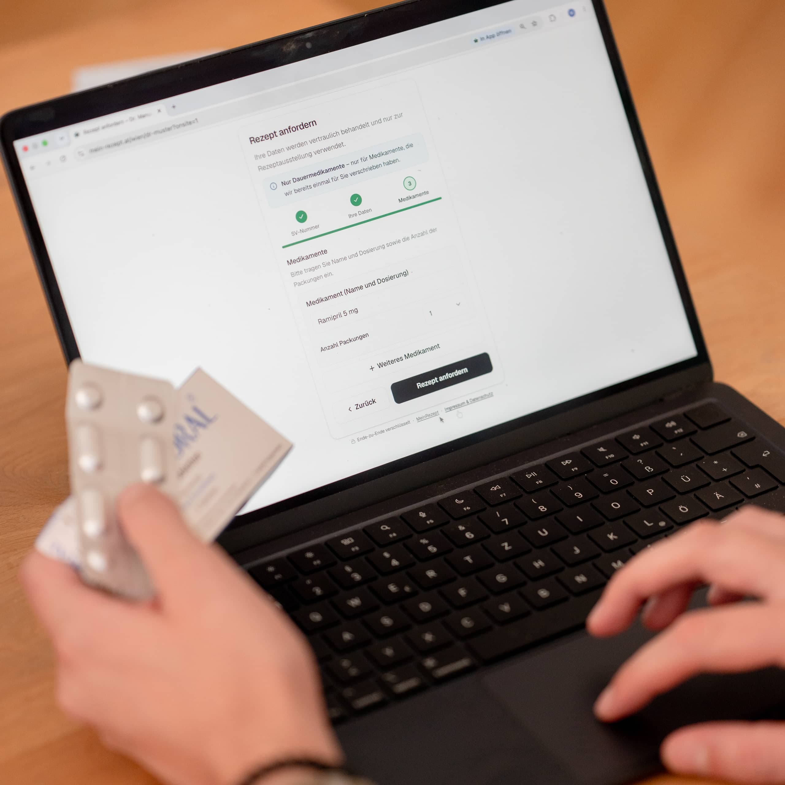 Rezeptanfragen am Laptop bearbeiten