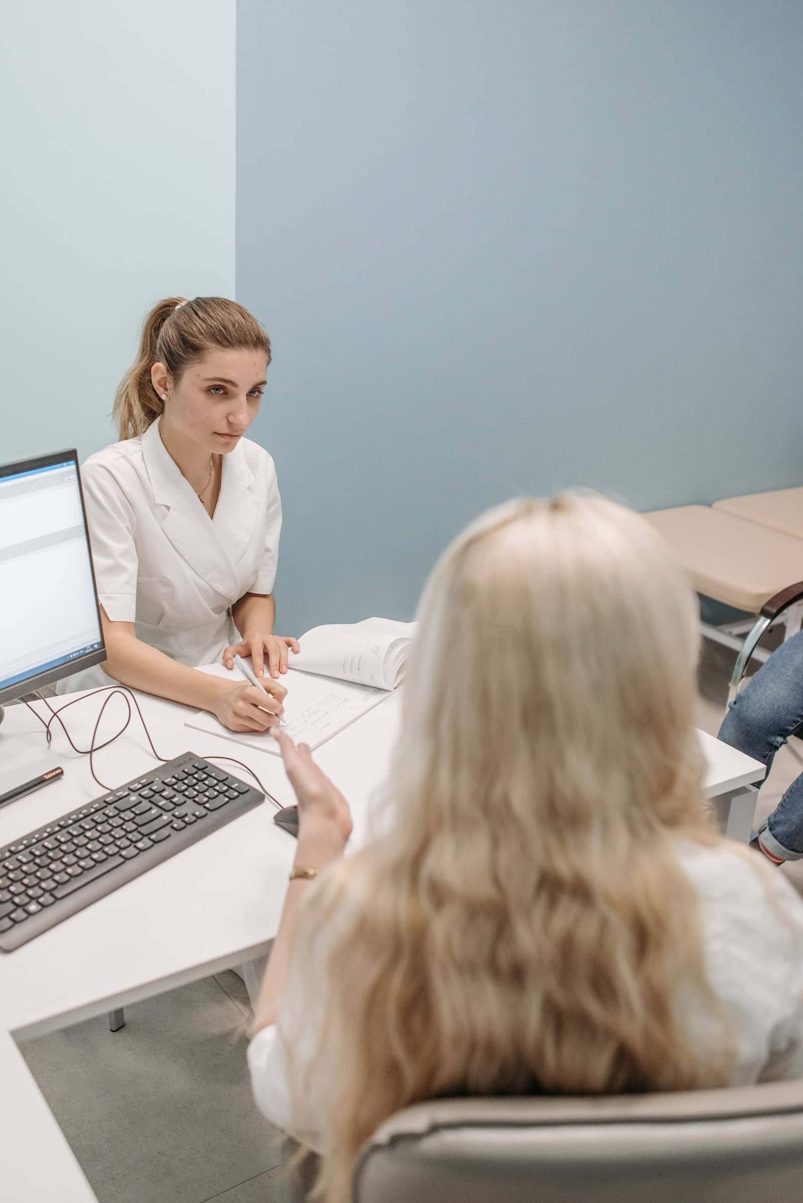 Arztgespräch mit Patientin in der Ordination